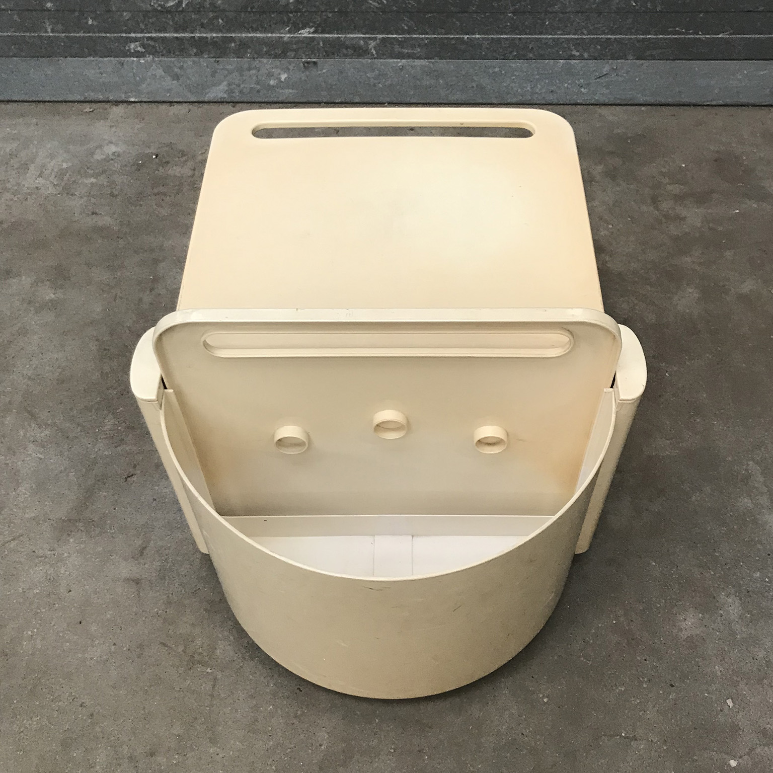 Mobile 1970s Plastic Vintage Space Age Bar in Off-White, circa 1970 - Image 8